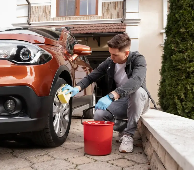 Lavage auto à domicile Boisné-La Tude : professionnel intervenant sur un véhicule